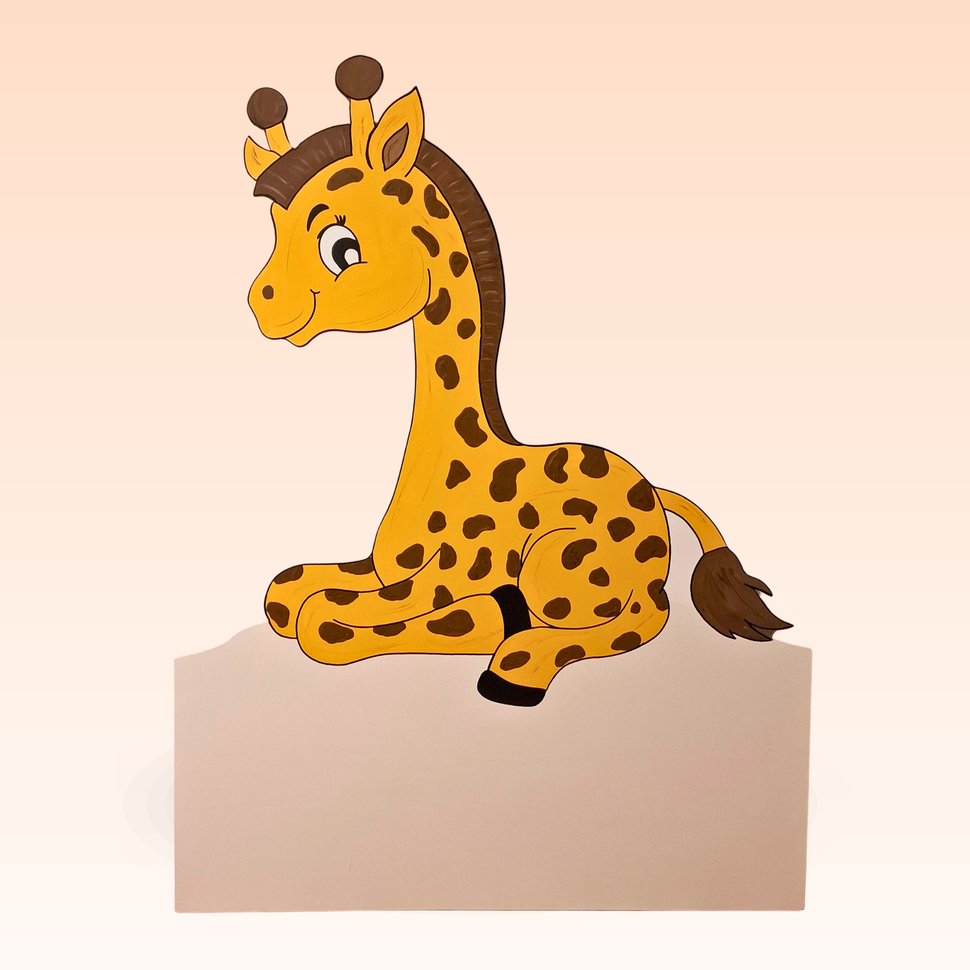 Geburtsschild/Babytafel in Form eines Dinosauriers. Handgefertigt von Franziska Barmettler, Geburtstafeln Luzern, in Root.
